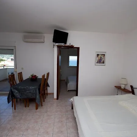 Apartament House *